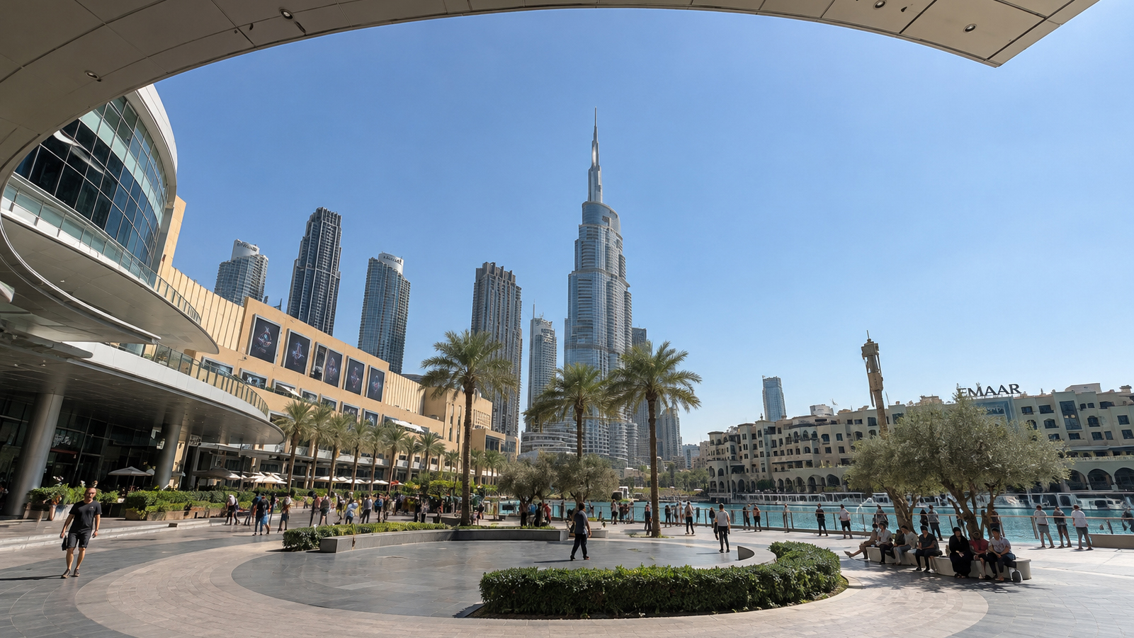 Широкий вид на центр Дубая с башней Burj Khalifa и окружающим деловым районом, иллюстрирующий ОАЭ как направление для малого бизнеса в 2026 году.